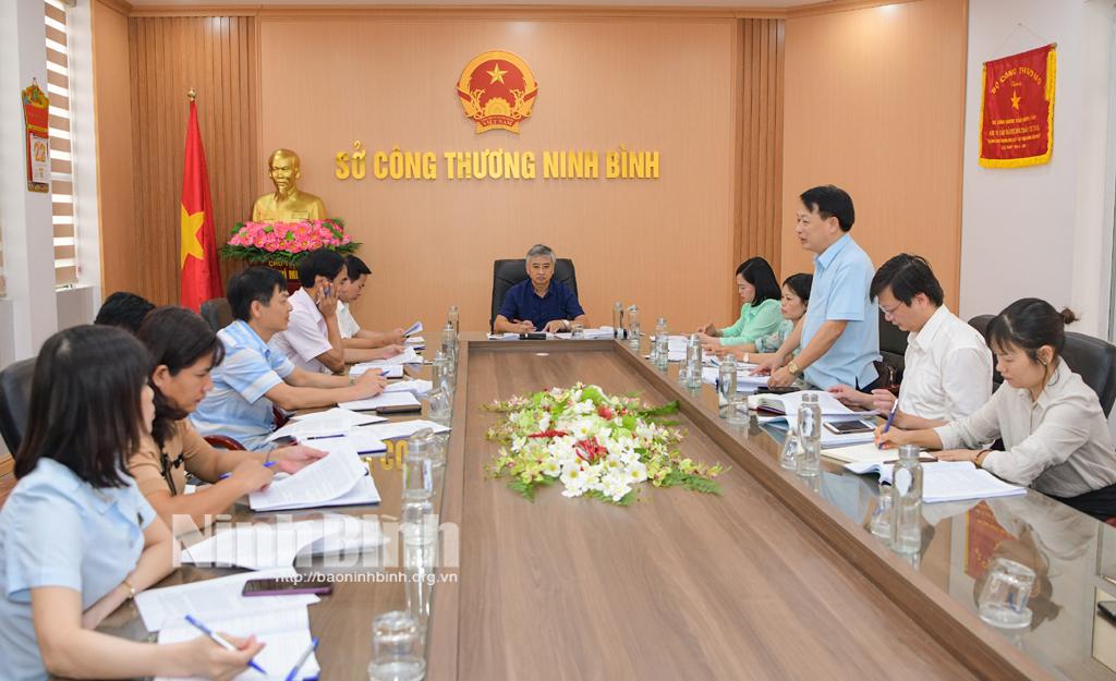 Đoàn giám sát làm việc tại Sở Công thương. Ảnh: Trường Giang