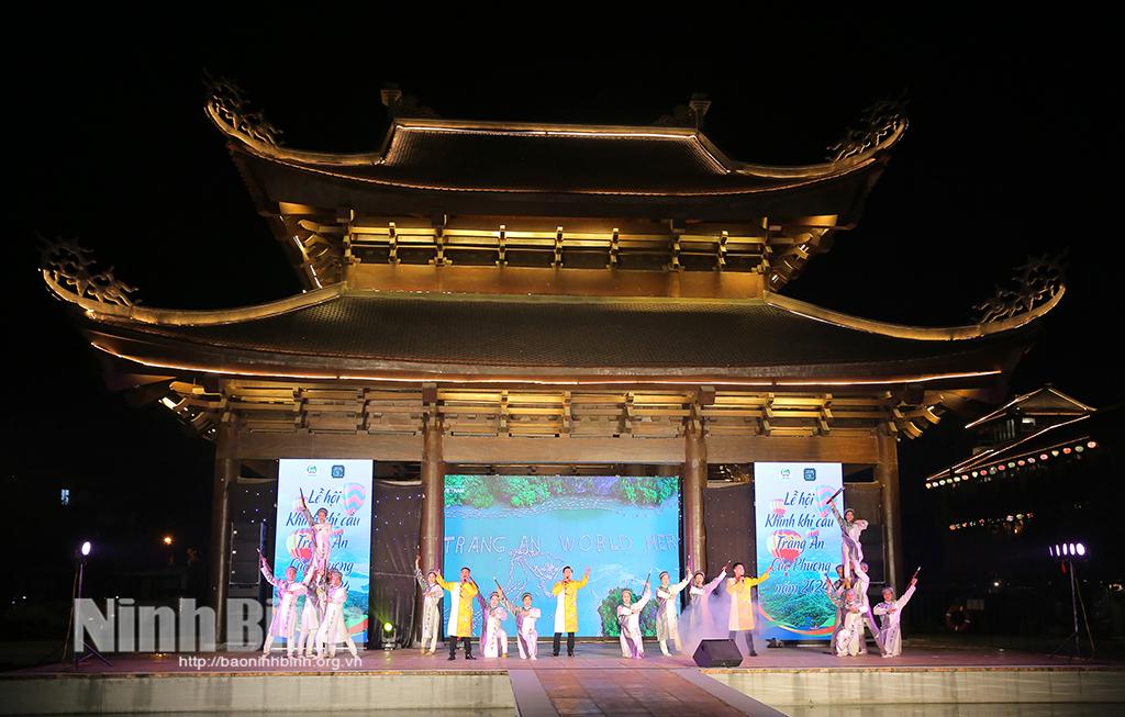 Tiết mục văn nghệ tại chương trình. Ảnh: Anh Tuấn