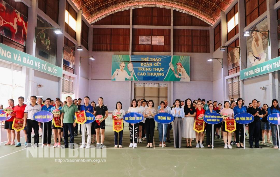 Ban tổ chức tặng Cờ lưu niệm cho các đoàn tuyển tham gia giải.