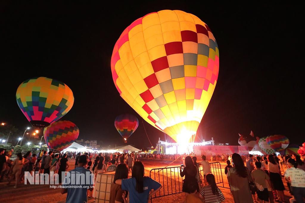 Những quả khinh khí cầu khổng lồ thu hút sự chú ý của đông đảo du khách.