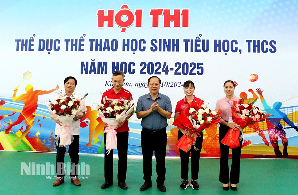 Lãnh đạo Sở Giáo dục và Đào tạo tặng hoa chúc mừng các đoàn tuyển.