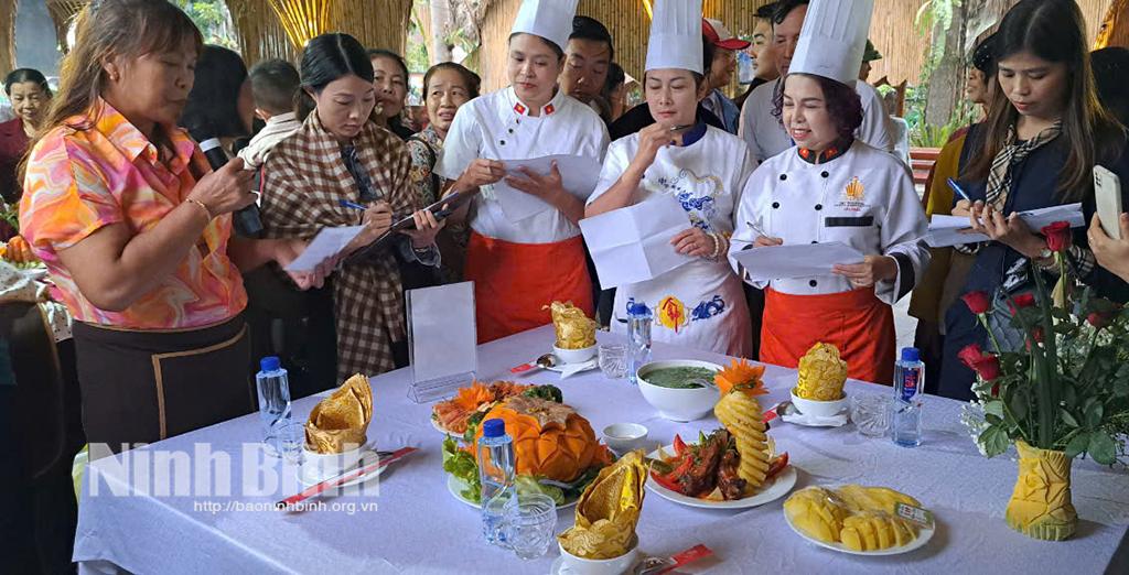 Ban giám khảo chấm điểm bữa cơm gia đình của thí sinh. Ảnh: Thuỷ Lam