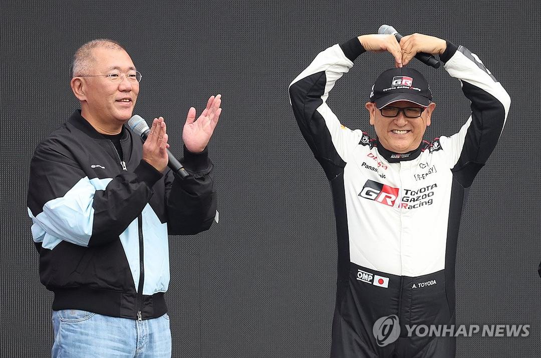 Chủ tịch điều hành tập đoàn Hyunday, Euisun Chung và Chủ tịch tập đoàn Toyota, Akio Toyoda, đã tham dự sự kiện đua xe Hyundai N x Toyota Gazoo. Ảnh: Yonhap