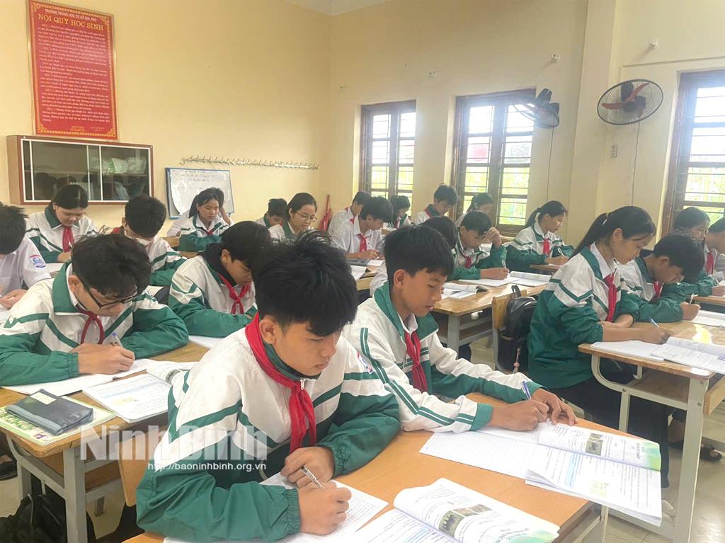 Vượt qua nhiều mất mát, Khánh (ngoài cùng bên trái) chăm chỉ học hành để tương lai tươi sáng hơn.