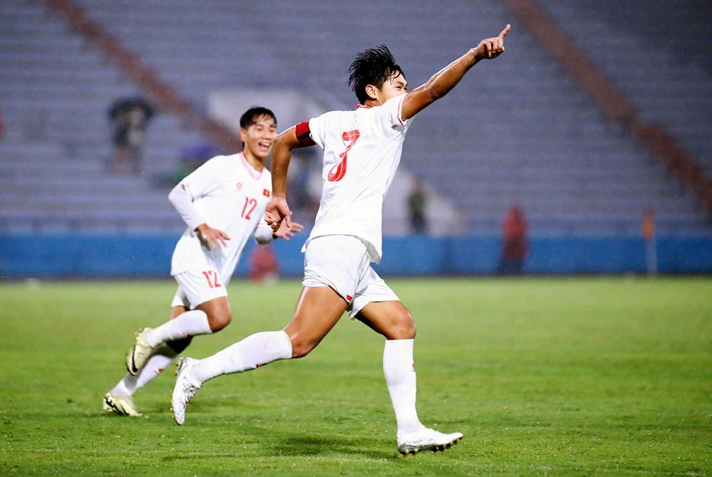 Đội trưởng Lê Huy Việt Anh của U17 Việt Nam ăn mừng chiến thắng sau khi ghi bàn thắng gỡ hòa cho đội nhà.