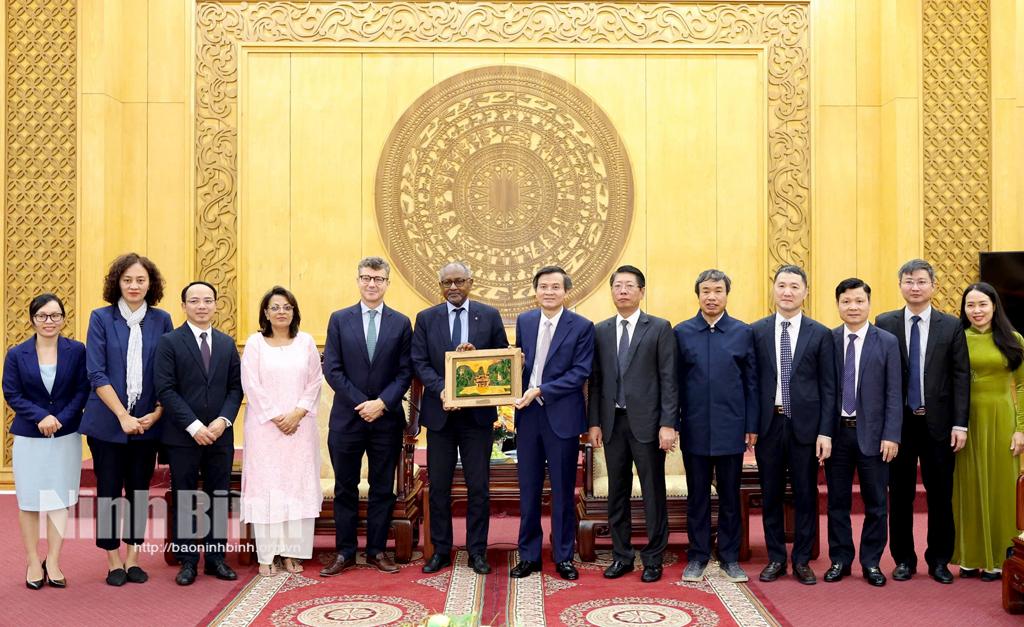 Đồng chí Bí thư Tỉnh ủy Đoàn Minh Huấn chúc mừng ông Phó Tổng Giám đốc UNESCO cùng Đoàn công tác có chuyến thăm, làm việc tại Ninh Bình.
