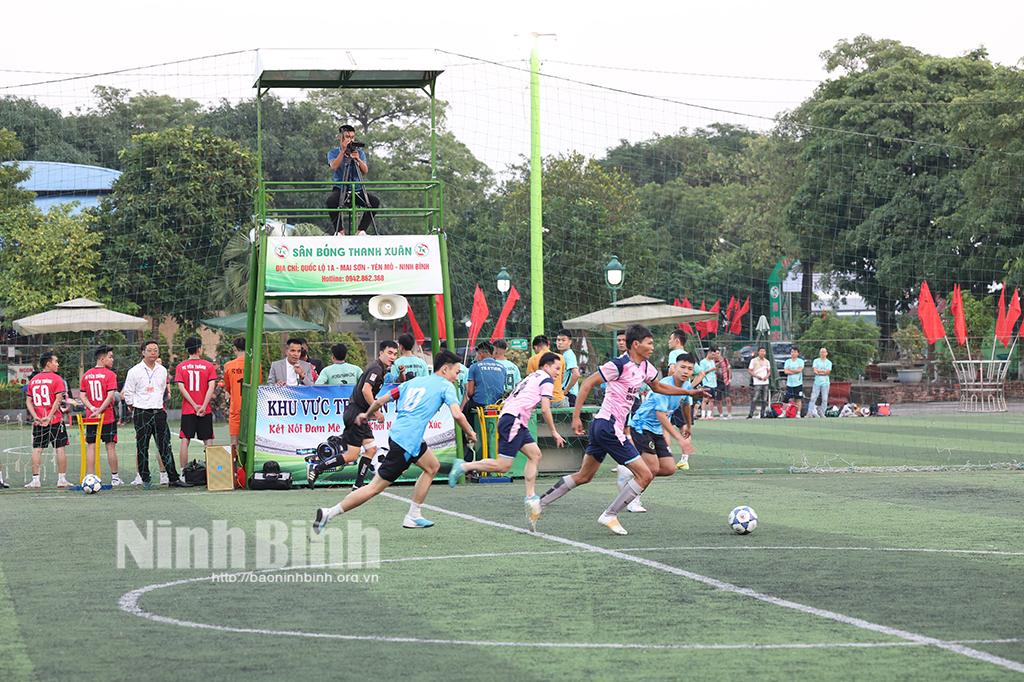 Trận đấu giữa đội bóng thanh niên xã Yên Từ gặp xã Yên Phong.