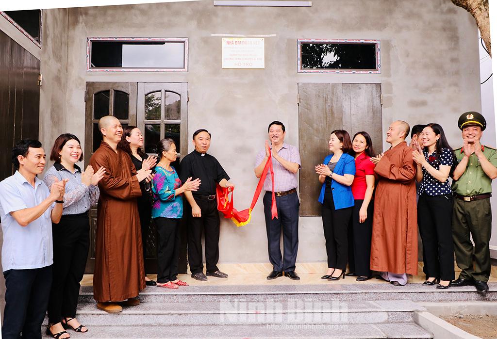 Ủy ban MTTQ VN các cấp tỉnh Ninh Bình, cấp ủy, chính quyền địa phương dự lễ khánh thành nhà đại đoàn kết tặng hộ nghèo, có hoàn cảnh đặc biệt khó khăn về nhà ở trên địa bàn thôn Đông Lãng Nội, xã Gia Lập, huyện Gia Viễn.