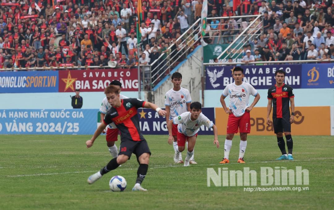 Pha ghi bàn thắng của cầu thủ Ngọc Hà mở tỷ số cho Phù Đổng Ninh Bình.
