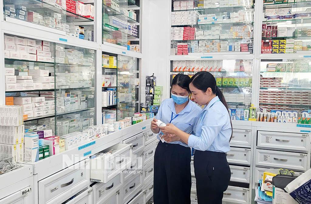 Cán bộ Trung tâm Kiểm nghiệm Dược phẩm-Mỹ phẩm tỉnh tiến hành kiểm tra, lấy mẫu thuốc tân dược tại một nhà thuốc trên địa bàn thành phố Ninh Bình.