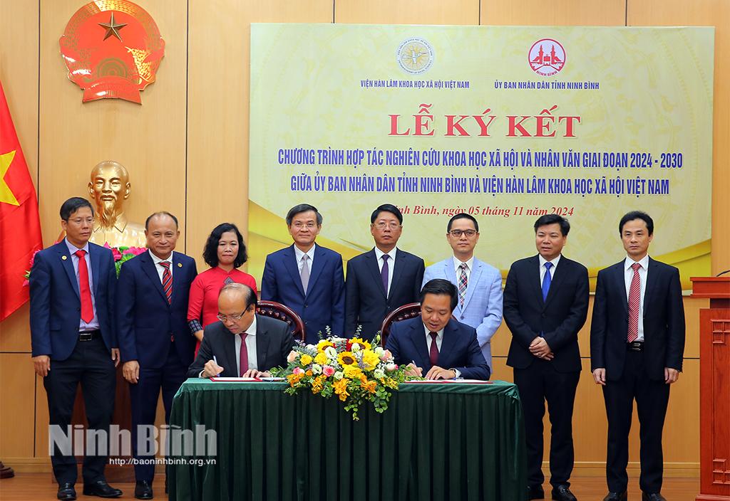 Các đại biểu chứng kiến Lễ Ký kết Chương trình hợp tác nghiên cứu khoa học xã hội và nhân văn giai đoạn 2024-2030 giữa UBND tỉnh Ninh Bình và Viện Hàn lâm Khoa học xã hội Việt Nam.