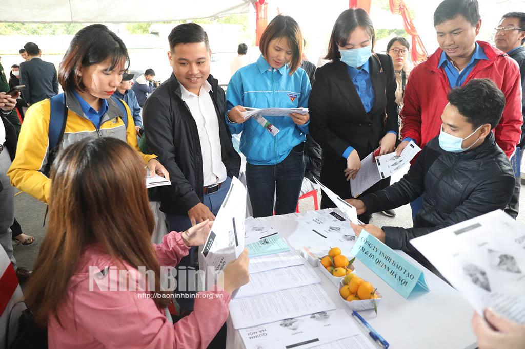 Trung tâm Dịch vụ việc làm tỉnh tổ chức phiên giao dịch việc làm lưu động đưa cơ hội việc làm đến với lao động vùng xa. Ảnh: Minh Quang