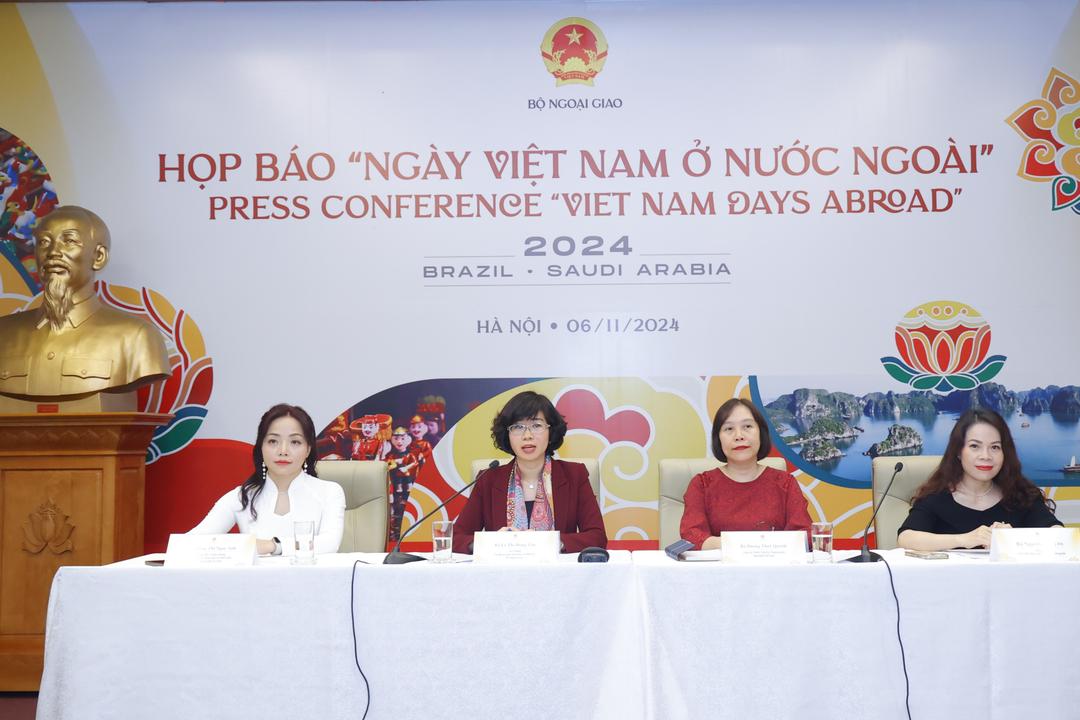 Bà Lê Thị Hồng Vân, Vụ trưởng Vụ Ngoại giao Văn hóa và UNESCO, Bộ Ngoại giao - Trưởng Ban tổ chức giới thiệu chương trình “Ngày Việt Nam ở nước ngoài 2024”.
