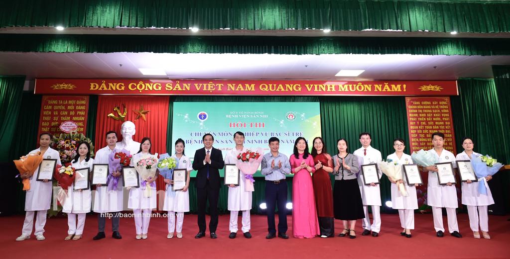 Ban tổ chức trao giải cho các đội đạt giải cao.