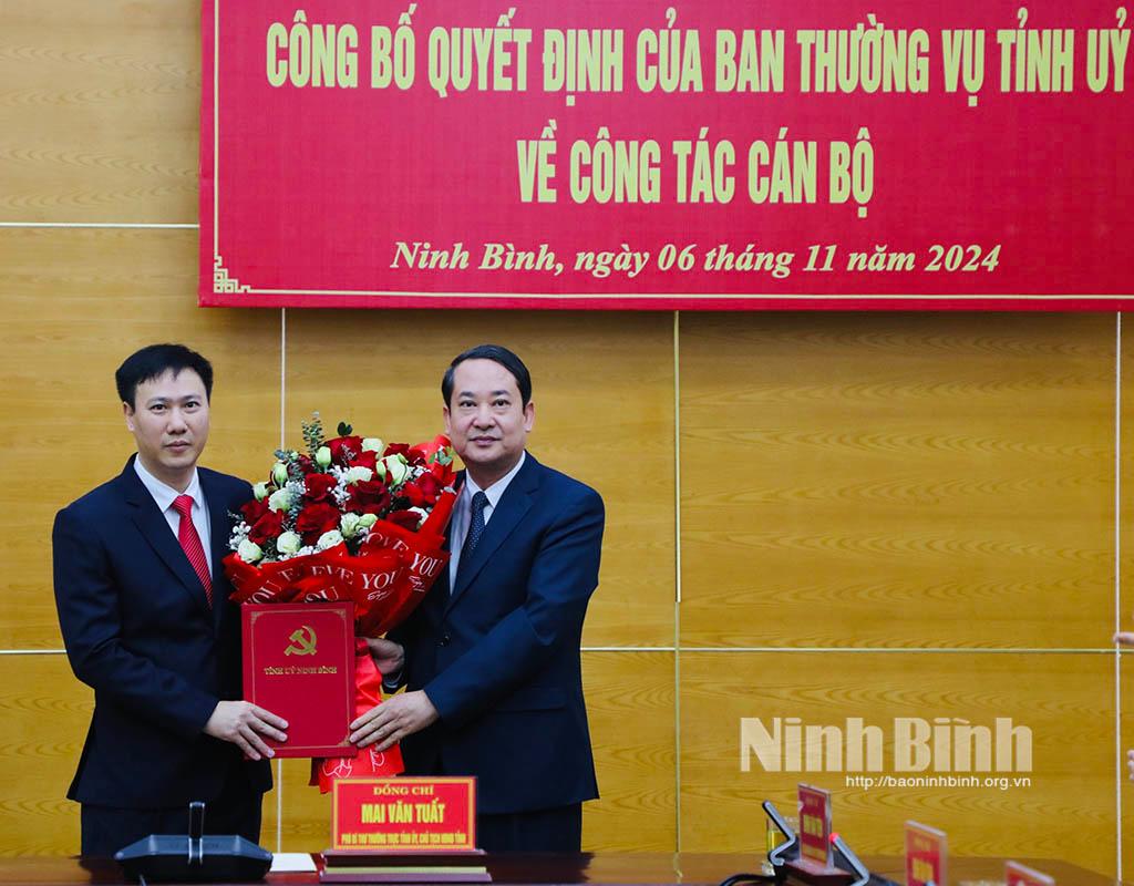 Đồng chí Mai Văn Tuất, Phó Bí thư Thường trực Tỉnh uỷ, Chủ tịch HĐND tỉnh trao Quyết định, tặng hoa chúc mừng đồng chí Trương Xuân Hiếu.