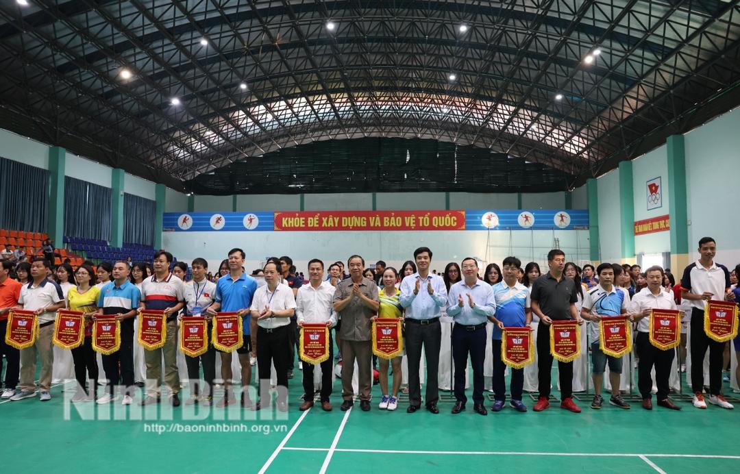 Ban tổ chức tặng cờ lưu niệm cho các đoàn tham gia giải.