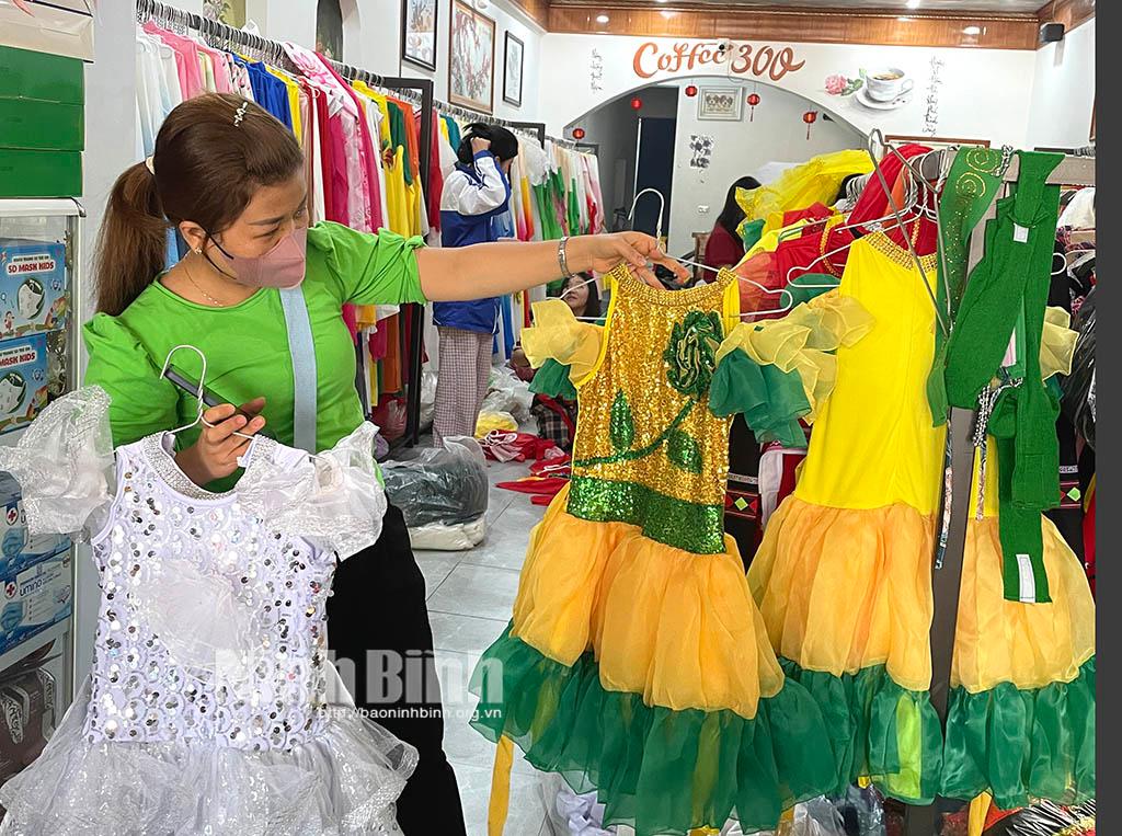 Khách hàng lựa chọn trang phục biểu diễn cho dịp 20/11.