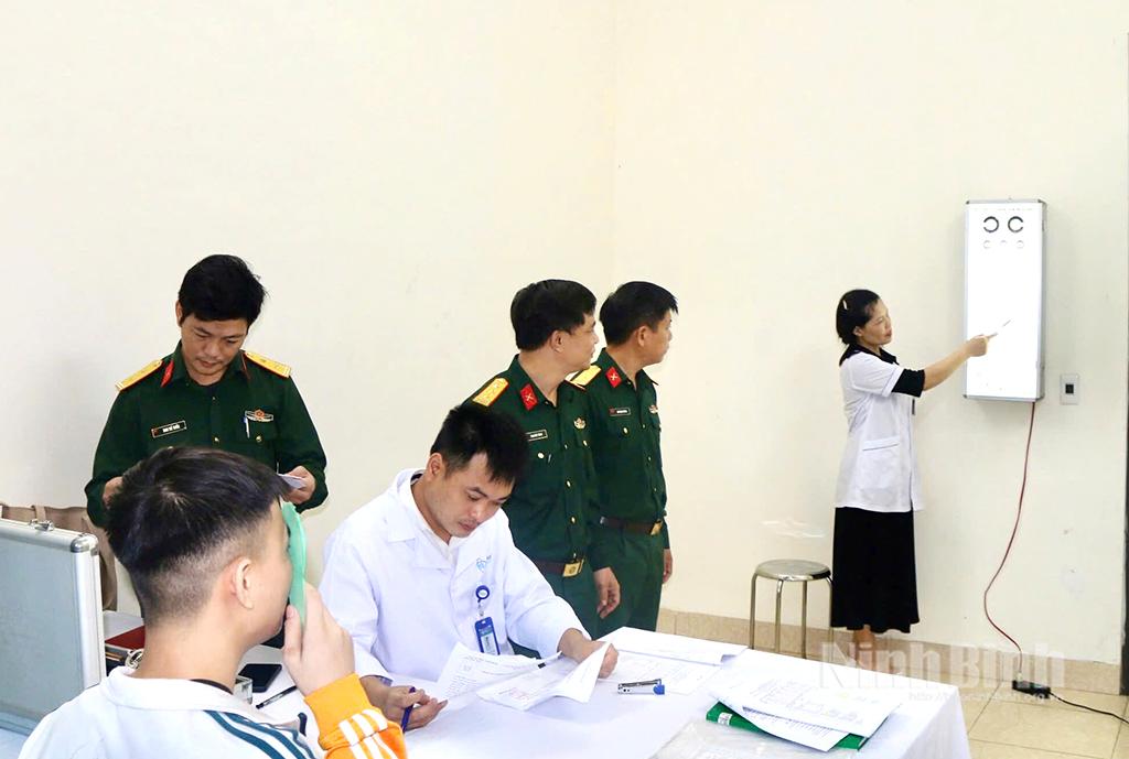 Khám sức khoẻ cho thanh niên chuẩn bị nhập ngũ năm 2025.