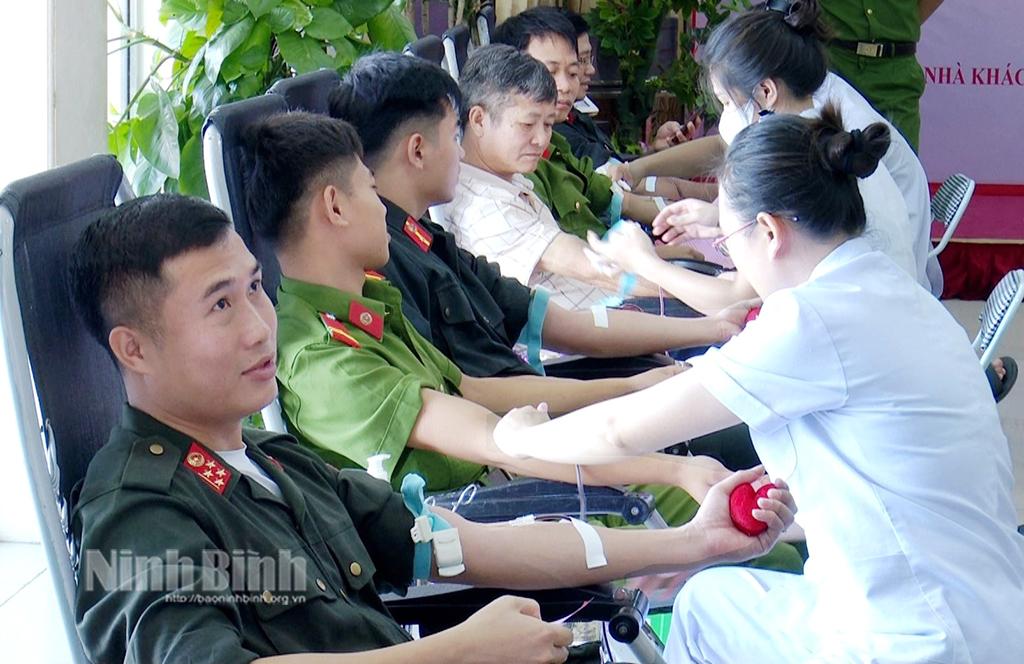 Đông đảo cán bộ, chiến sĩ, đoàn viên, thanh niên các đơn vị tham gia hiến máu.