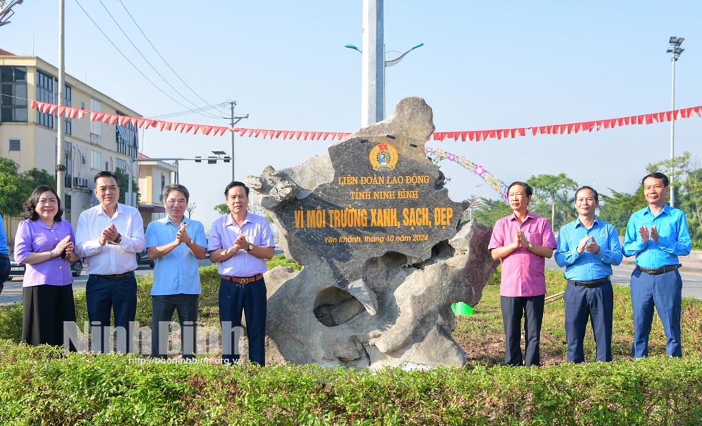 Các đại biểu gắn biển công trình trồng cây tại đường Hòa Bình, khu phố 1, thị trấn Yên Ninh, huyện Yên Khánh.
