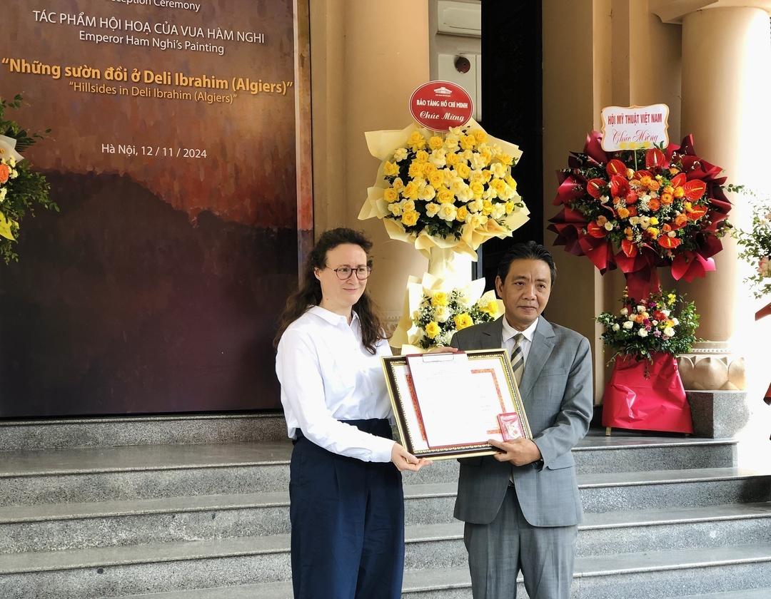 Thứ trưởng Bộ Văn hóa, Thể thao và Du lịch trao tặng Kỷ niệm chương cho Tiến sĩ Amandine Dabat.