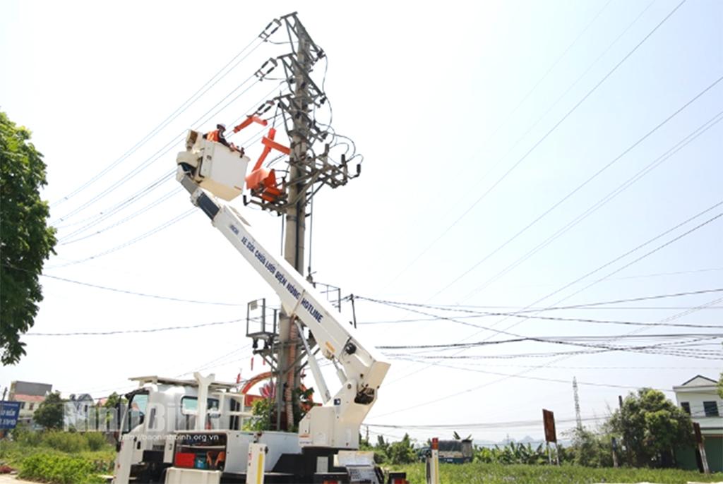 Cong ty Điện lực Ninh Bình áp dụng công nghệ Hotline để sửa chữa điện, giảm thiểu thời gian mất điện