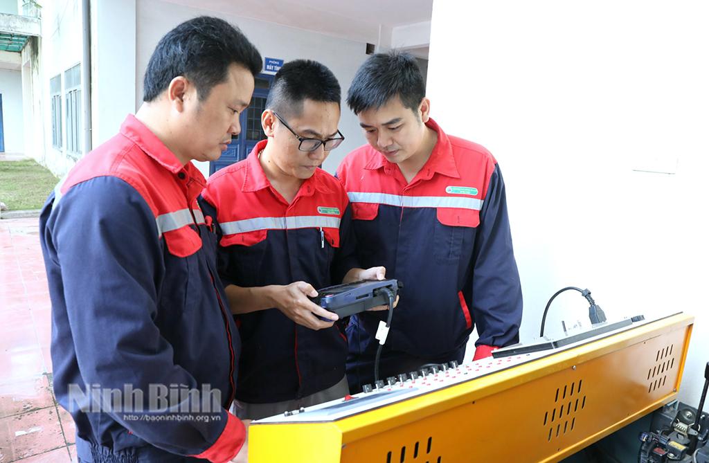 Giáo viên Trường Cao đẳng Cơ giới Ninh Bình tham gia hội thi thiết bị đào tạo tự làm.