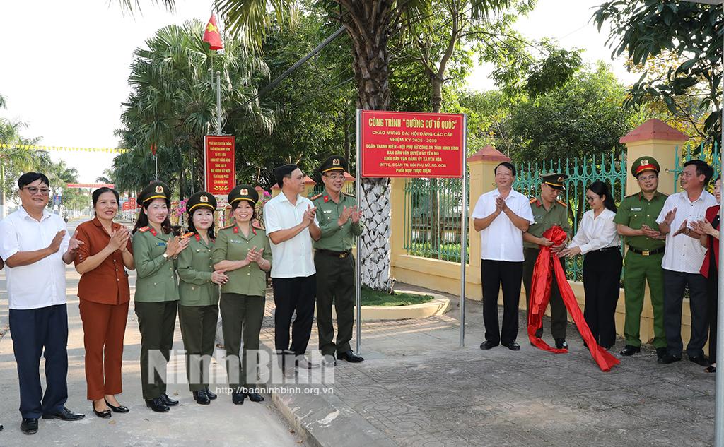 Các đại biểu cắt băng khánh thành công trình "Đường cờ Tổ quốc".