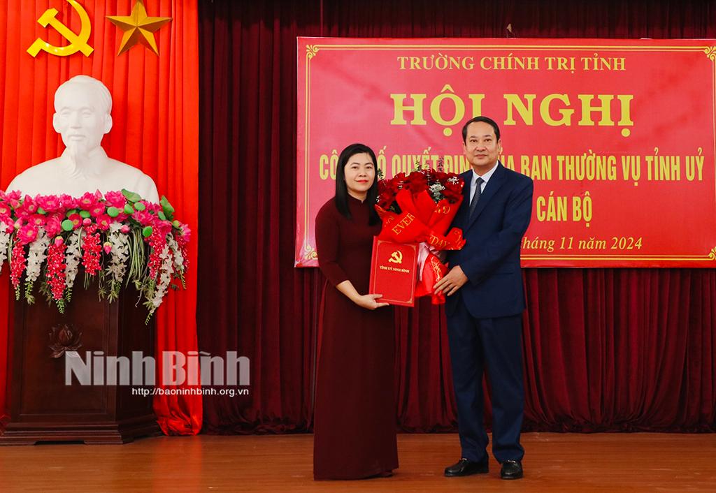 Đồng chí Phó Bí thư Thường trực Tỉnh uỷ, Chủ tịch HĐND tỉnh Mai Văn Tuất trao Quyết định, tặng hoa chúc mừng đồng chí Tạ Hoàng Minh.