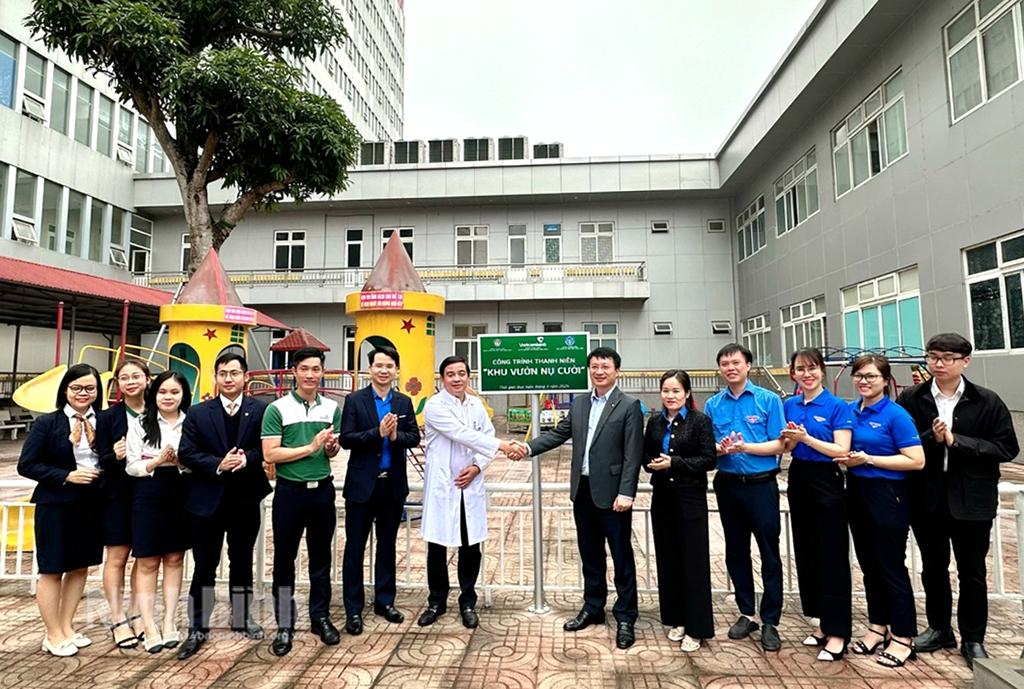 Lãnh đạo Vietcombank Ninh Bình trao Công trình thanh niên "Khu vườn nụ cười" cho Bệnh viện Sản Nhi Ninh Bình. Ảnh CTV