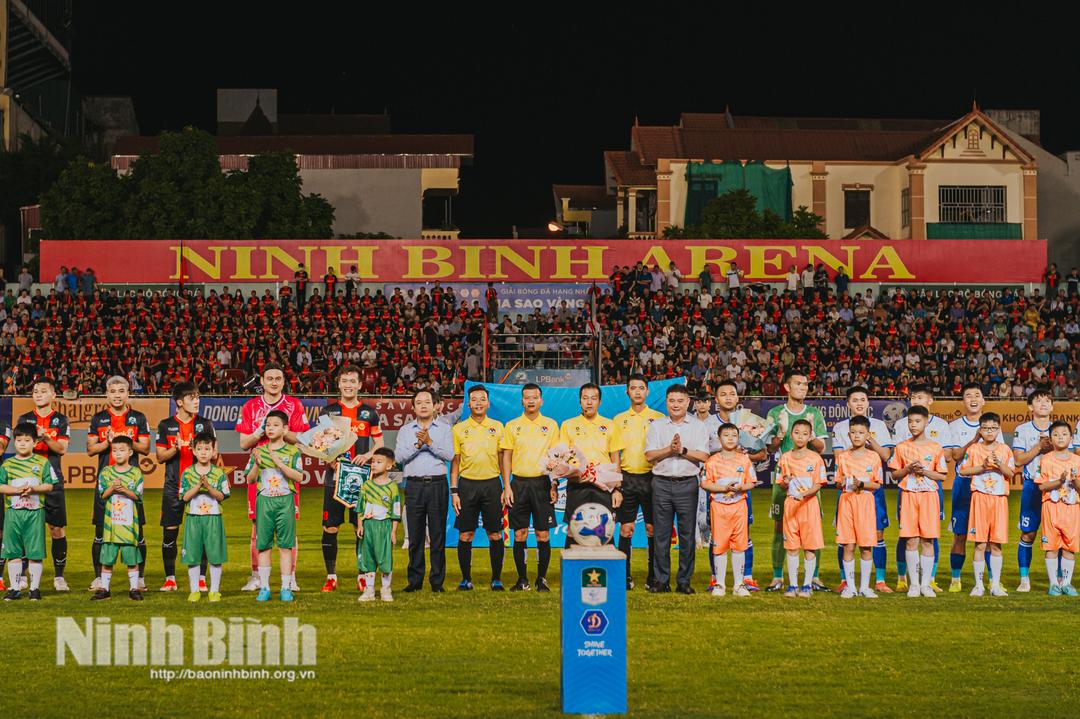 Đồng chí Phạm Quang Ngọc, Phó Bí thư Tỉnh ủy, Chủ tịch UBND tỉnh và ông Nguyễn Đức Thụy, Chủ tịch HĐQT LPBank tặng hoa chúc mừng hai đội bóng.