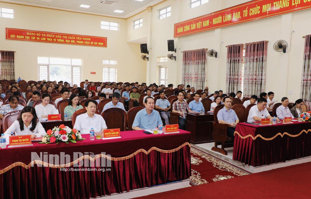 Các đại biểu dự hội nghị tiếp xúc với cử tri thị trấn Yên Thịnh. Ảnh: Đức Lam