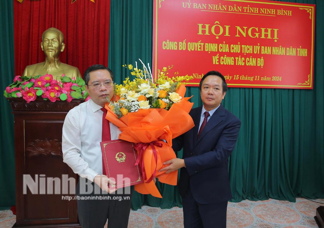 Đồng chí Chủ tịch UBND tỉnh Phạm Quang Ngọc trao Quyết định, tặng hoa chúc mừng đồng chí Chu Đức Long.