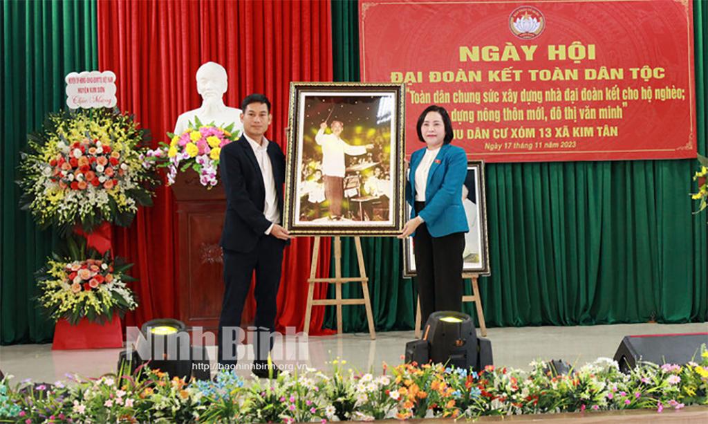 Đồng chí Phó Chủ tịch Quốc hội Nguyễn Thị Thanh tặng bức tranh "Bác bắt nhịp bài ca kết đoàn" cho nhân dân xóm 13, xã Kim Tân (Kim Sơn) tại ngày hội đại đoàn kết dân tộc vào tháng 11 năm 2023.