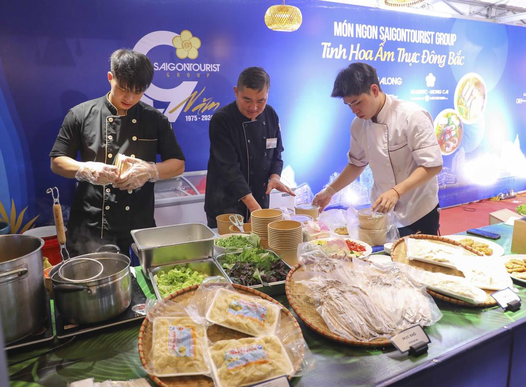 Các đầu bếp tại các gian hàng chế biến món ăn phục vụ du khách.