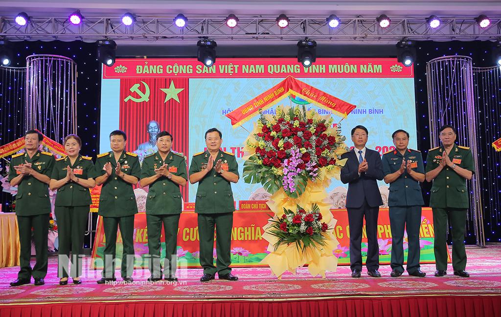 Đồng chí Phó Chủ tịch UBND tỉnh Trần Song Tùng tặng hoa chúc mừng Đại hội.