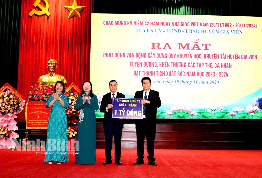 Ông Nguyễn Xuân Thành, Chủ tịch Hiệp hội Doanh nghiệp tỉnh, Chủ tịch Tập đoàn Kinh tế Xuân Thành trao số tiền 1 tỷ đồng ủng hộ Quỹ.