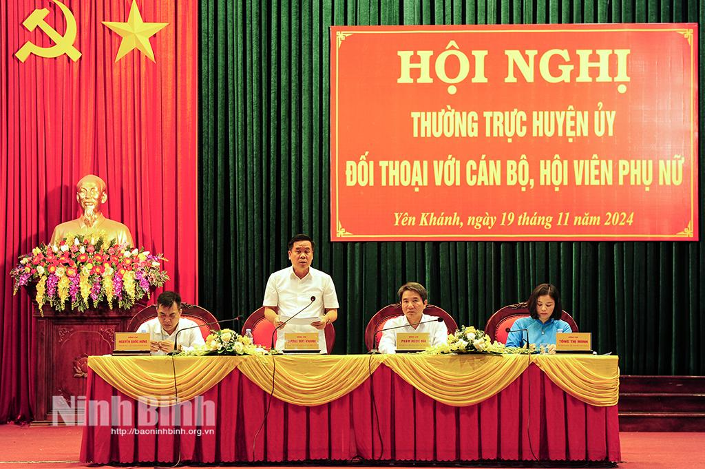 Thường trực Huyện uỷ Yên Khánh giải đáp các vấn đề cán bộ, hội viên phụ nữ quan tâm.
