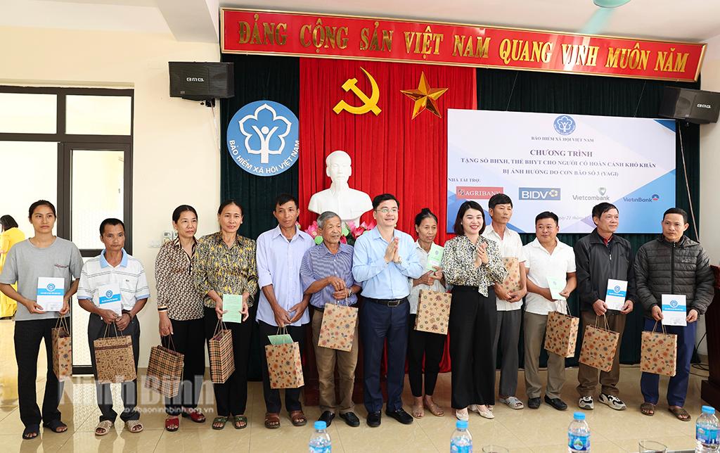 Lãnh đạo Bảo hiểm xã hội tỉnh và huyện Gia Viễn trao sổ BHXH, thẻ BHYT cho người dân có hoàn cảnh khó khăn của huyện Gia Viễn.