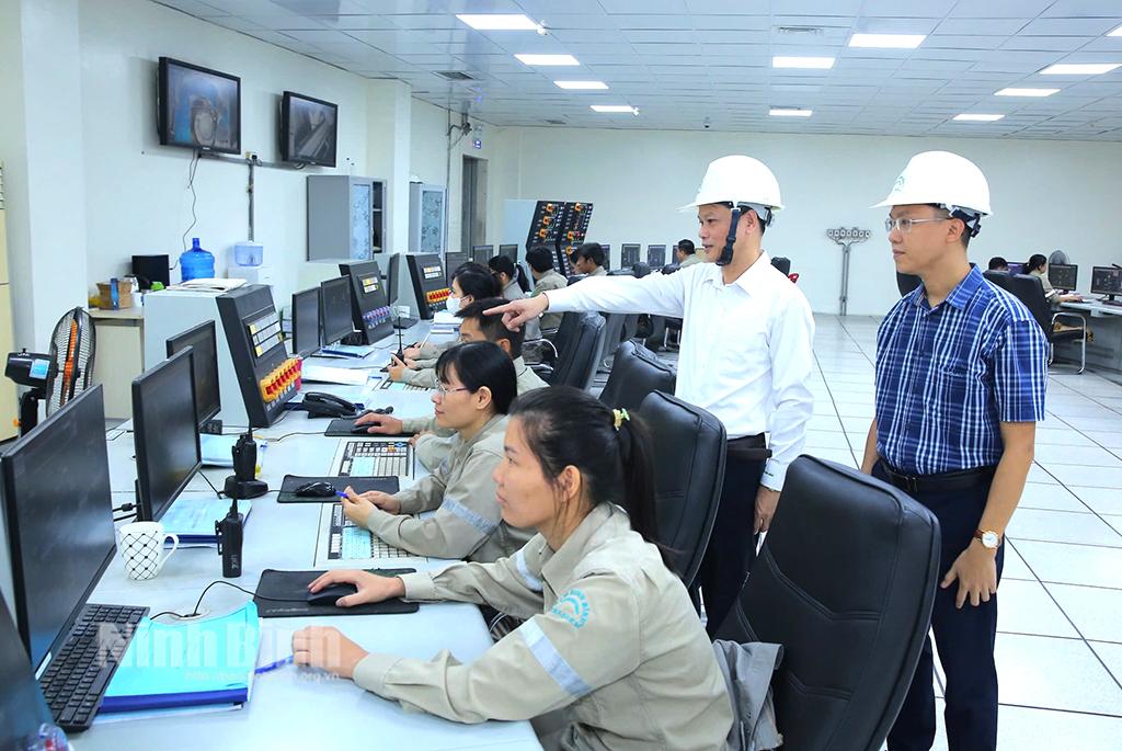 Lãnh đạo Công ty TNHH Một thành viên Đạm Ninh Bình thường xuyên kiểm tra sản xuất