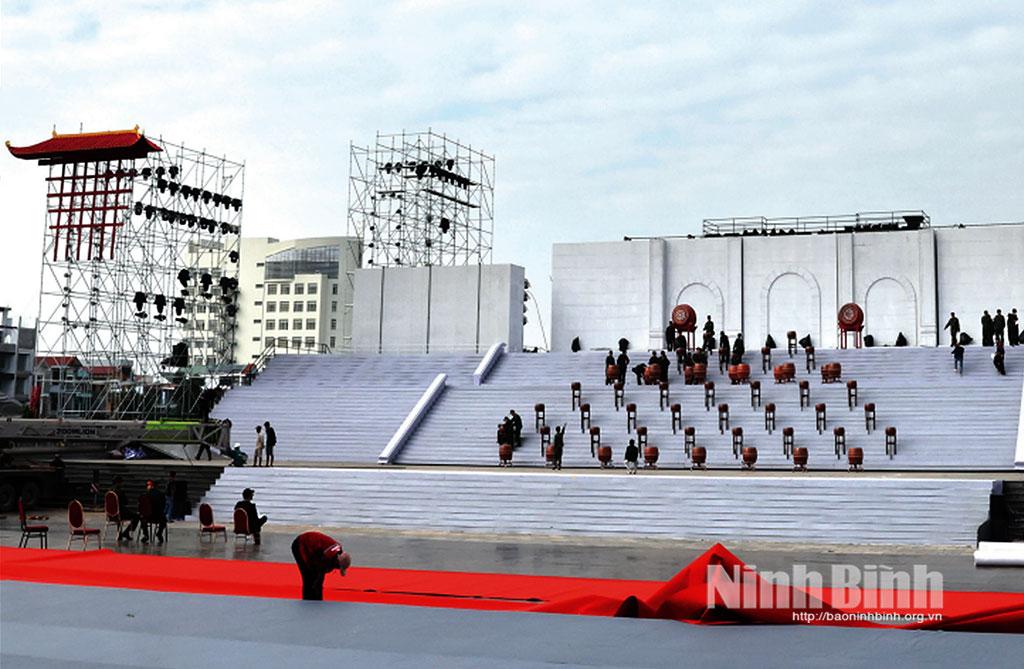 Sân khấu hoành tráng được khẩn trương lắp đặt chuẩn bị cho Lễ khai mạc Festival Ninh Bình 2024. Ảnh: Minh Quang