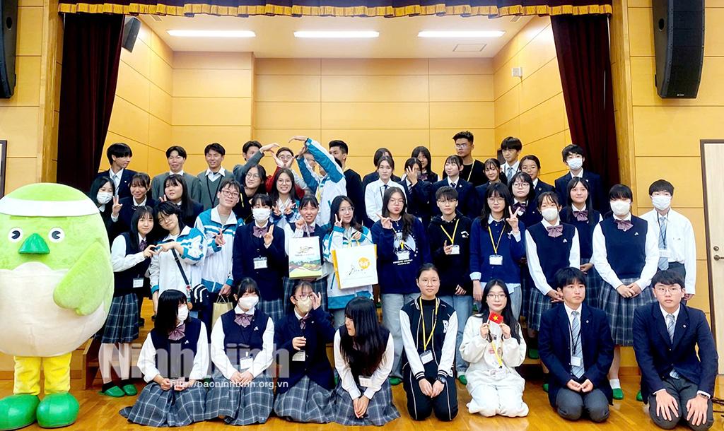 Học sinh hai địa phương chụp ảnh lưu niệm tại Chương trình giao lưu văn hoá.