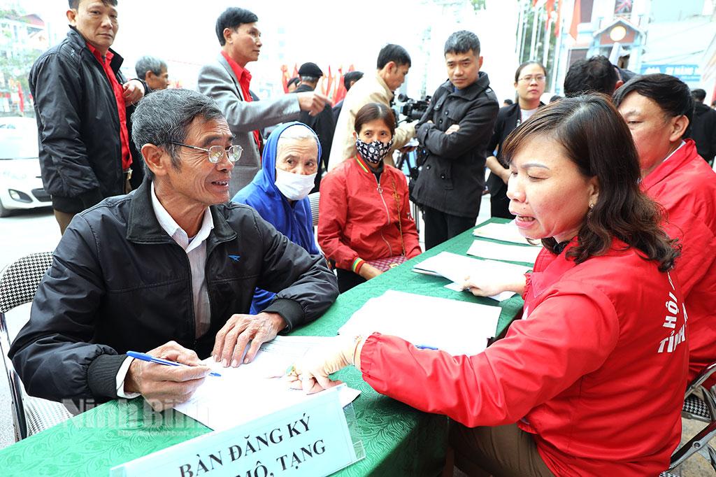 Người dân huyện Kim Sơn đăng ký hiến tặng mô, tạng sau khi qua đời. Ảnh: Minh Quang