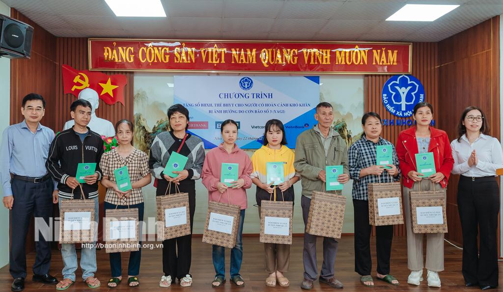 Đại diện lãnh đạo Ngân hàng TMCP Công thương Việt Nam chi nhánh Ninh Bình trao tặng sổ bảo hiểm cho người dân huyện Nho Quan có hoàn cảnh khó khăn bị ảnh hưởng bởi cơn bão số 3.