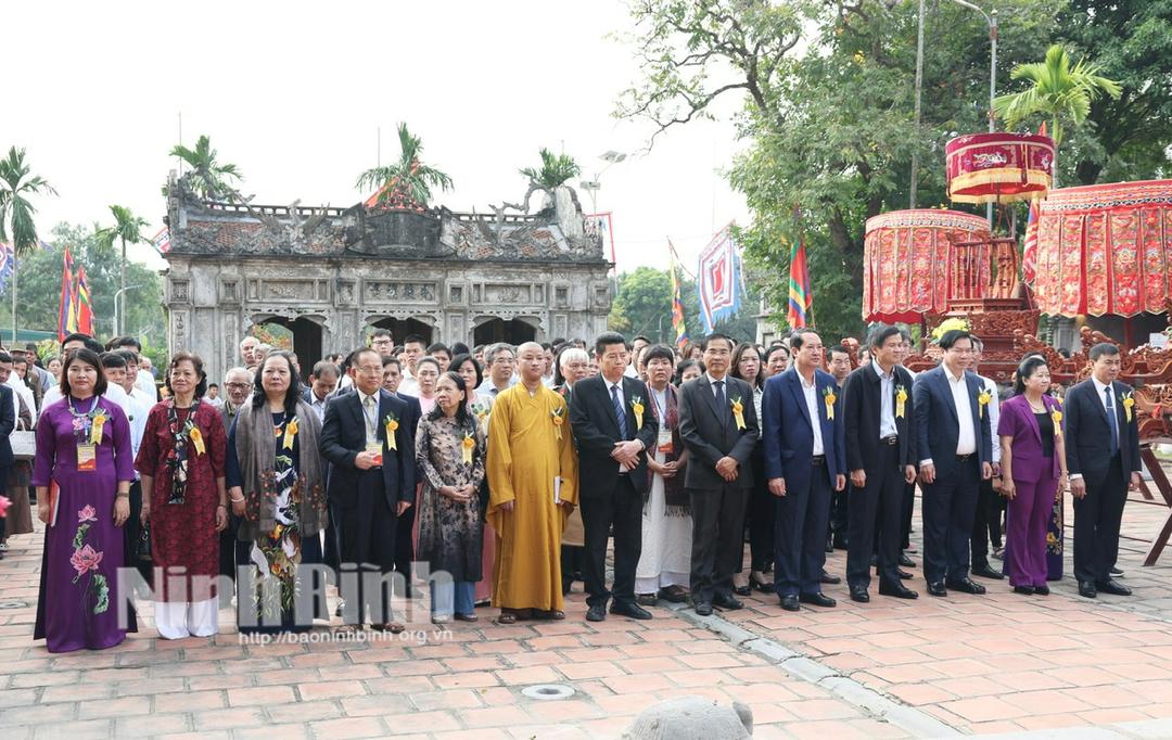 Các đại biểu dự lễ dâng hương tưởng nhớ Đức Thánh Nguyễn.