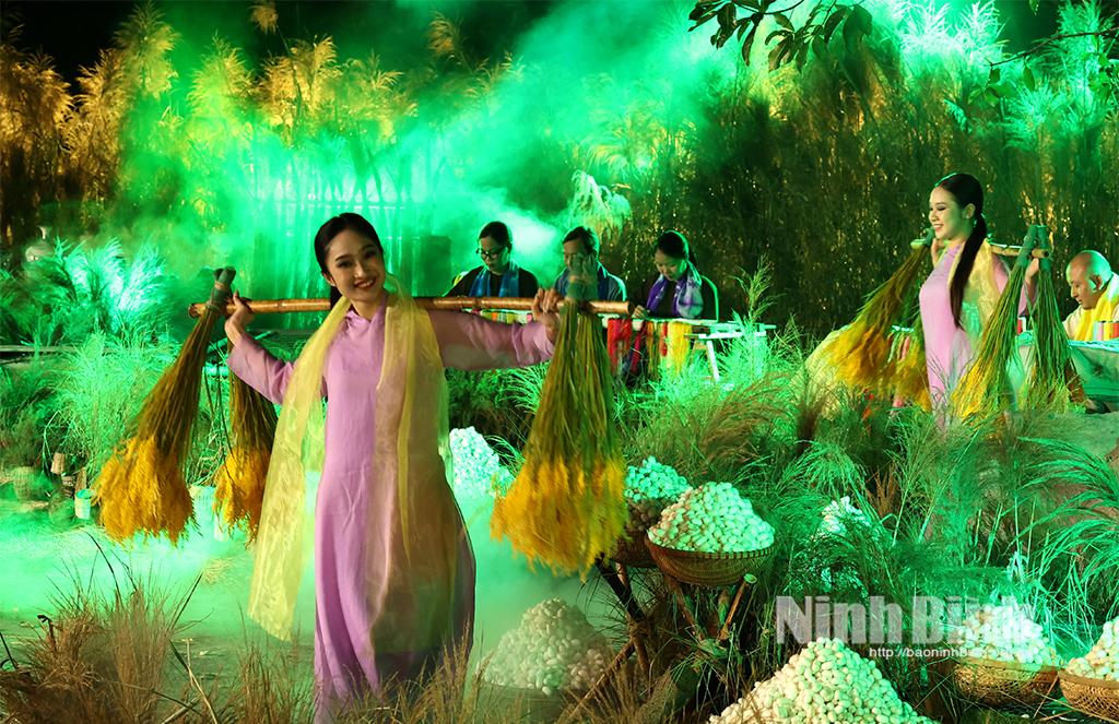 Các nghệ sỹ trình diễn trong chương trình "Ninh Bình - Áo dài trên con đường di sản".