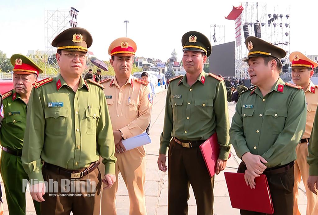 Đại tá Đinh Việt Dũng, Bí thư Đảng ủy, Giám đốc Công an tỉnh kiểm tra thực tế công tác đảm bảo ANTT, ATGT trước thềm Festival.