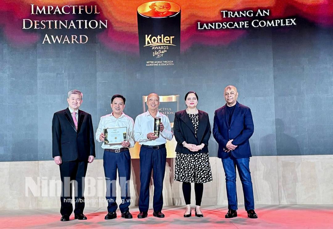 Đại diện lãnh đạo Sở Du lịch Ninh Bình nhận giải thưởng Kotler Awards 2024.
