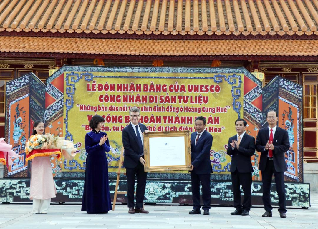 Trưởng Đại diện Văn phòng UNESCO tại Việt Nam trao Bằng công nhận di sản tư liệu khu vực châu Á - Thái Bình Dương của UNESCO đối với “Những bản đúc nổi trên chín đỉnh đồng ở Hoàng cung Huế” cho lãnh đạo tỉnh Thừa Thiên - Huế.