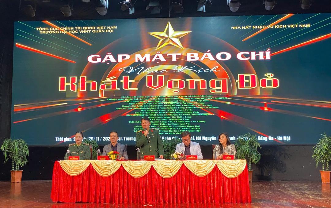 Đại diện Ban Tổ chức giới thiệu thông tin về vở nhạc kịch.